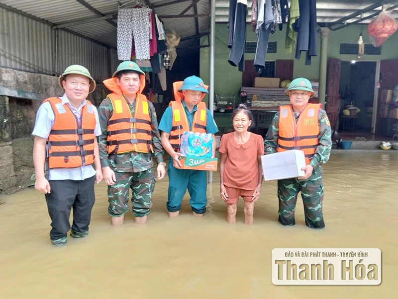 LLVT Thanh Hóa hỗ trợ Nhân dân khắc phục hậu quả bão lụt