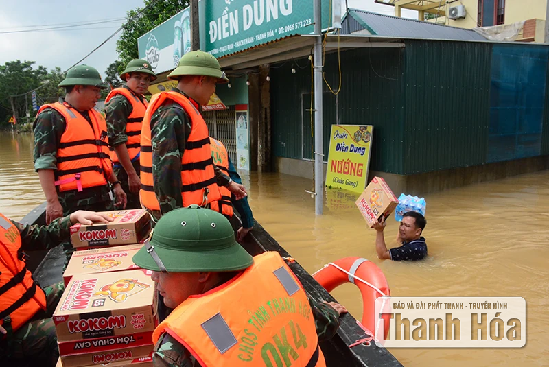 LLVT Thanh Hóa hỗ trợ Nhân dân khắc phục hậu quả bão lụt