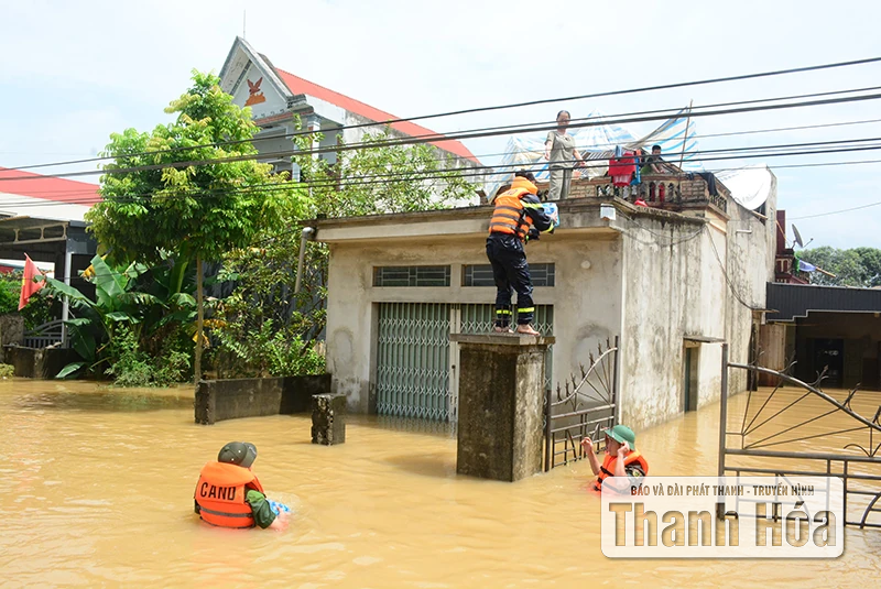 LLVT Thanh Hóa hỗ trợ Nhân dân khắc phục hậu quả bão lụt