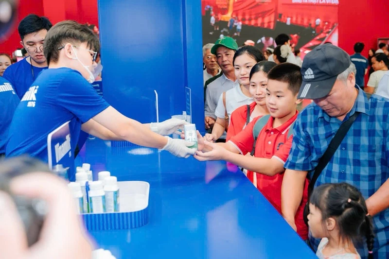 Người dân thích thú trải nghiệm không gian trưng bày của Vinamilk tại triển lãm thành tựu đất nước 80 năm