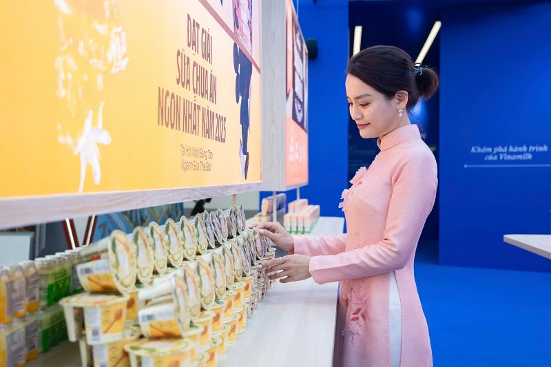 Người dân thích thú trải nghiệm không gian trưng bày của Vinamilk tại triển lãm thành tựu đất nước 80 năm