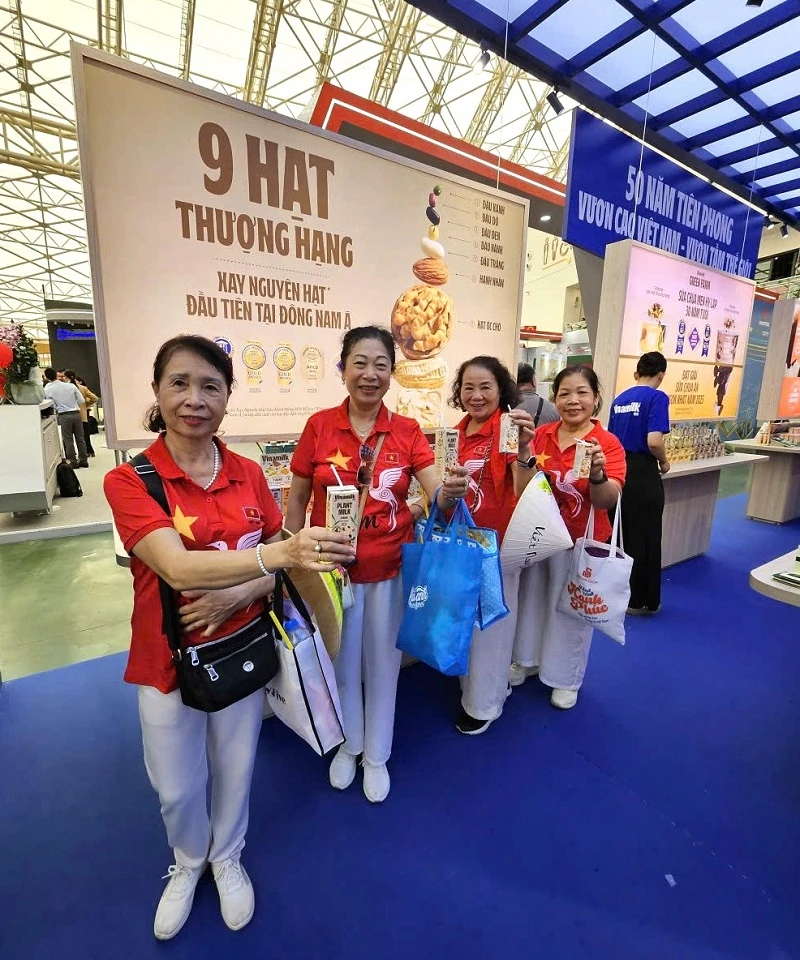 Người dân thích thú trải nghiệm không gian trưng bày của Vinamilk tại triển lãm thành tựu đất nước 80 năm