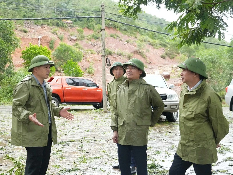 Huy động toàn lực khắc phục thiệt hại, sớm cấp điện trở lại cho khách hàng