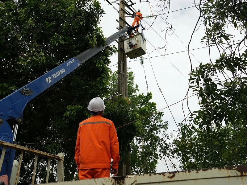 Huy động toàn lực khắc phục thiệt hại, sớm cấp điện trở lại cho khách hàng