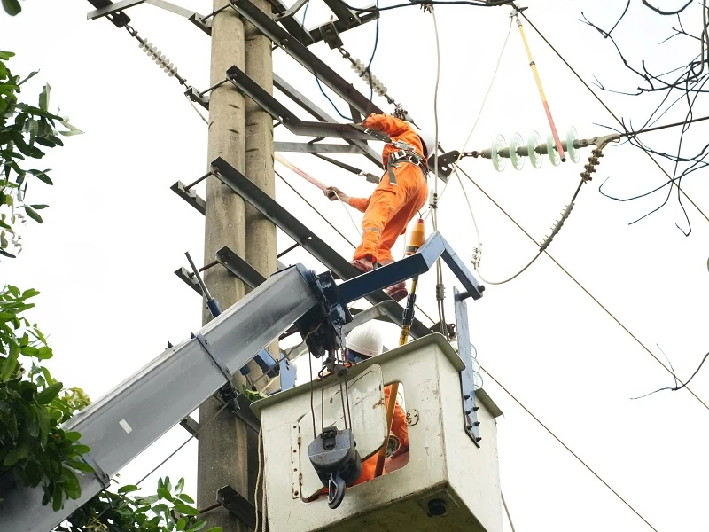 Huy động toàn lực khắc phục thiệt hại, sớm cấp điện trở lại cho khách hàng