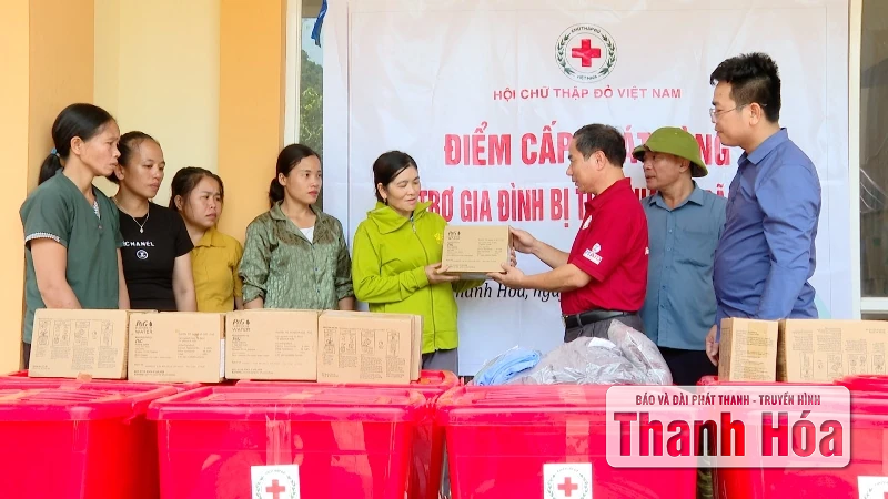Hội Chữ thập đỏ tỉnh kịp thời hỗ trợ người dân xã Yên Nhân bị thiệt hại do mưa bão