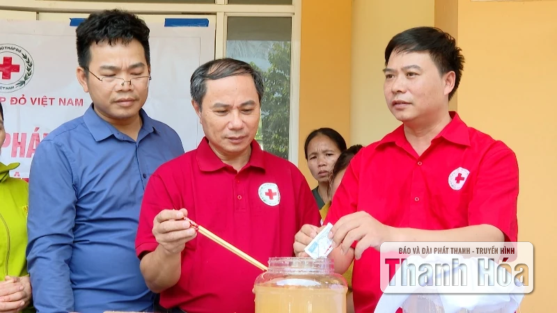 Hội Chữ thập đỏ tỉnh kịp thời hỗ trợ người dân xã Yên Nhân bị thiệt hại do mưa bão