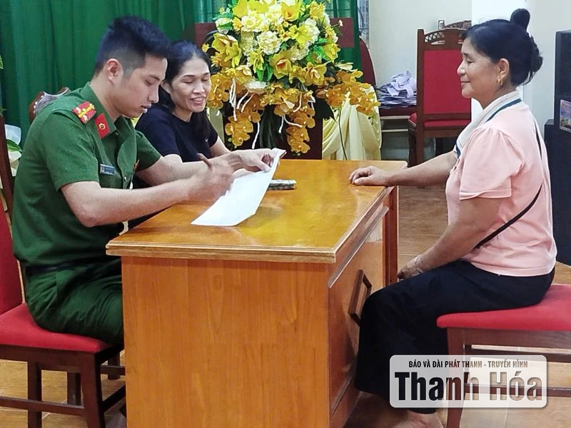 Người dân xã biên giới Na Mèo hân hoan đón nhận phần quà đặc biệt ngày Tết Độc lập