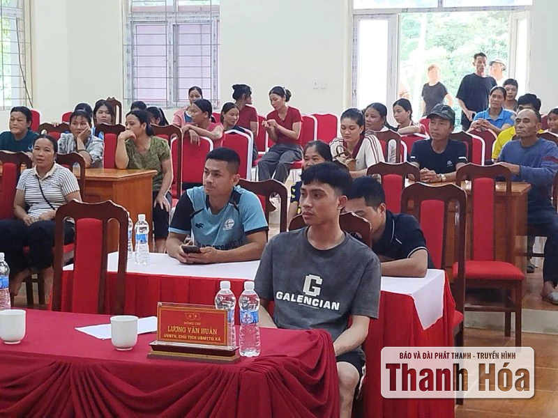 Người dân xã biên giới Na Mèo hân hoan đón nhận phần quà đặc biệt ngày Tết Độc lập