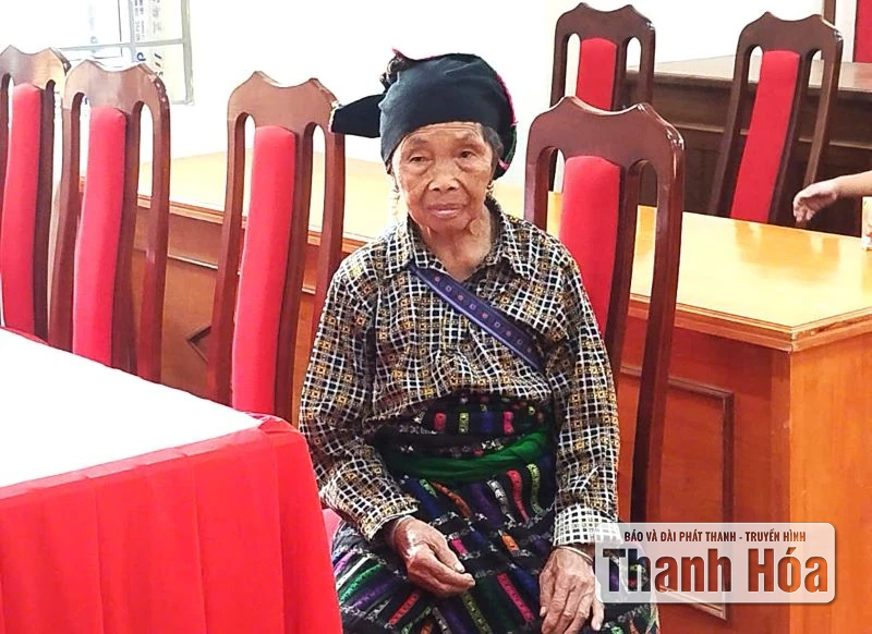 Người dân xã biên giới Na Mèo hân hoan đón nhận phần quà đặc biệt ngày Tết Độc lập