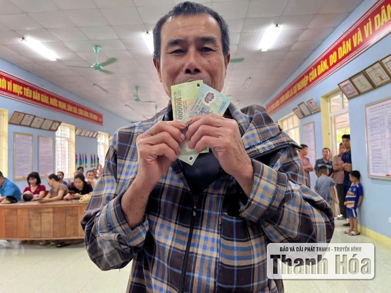 Người dân xã biên giới Na Mèo hân hoan đón nhận phần quà đặc biệt ngày Tết Độc lập