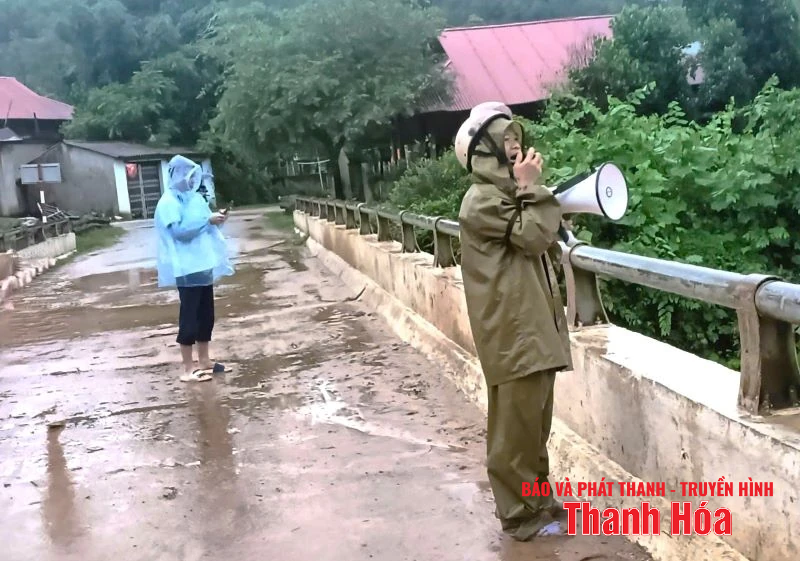 Một số người dân xã Yên Thắng bất chấp mưa lũ ra sông vớt cá