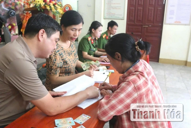 Những hình ảnh đầu tiên người dân xã Hoằng Lộc nhận quà Tết Độc lập