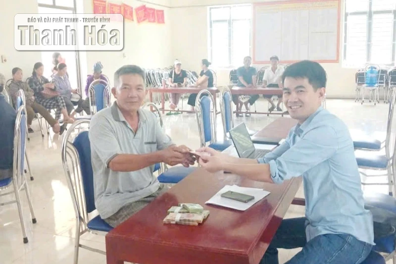 Xã Yên Phú bố trí cán bộ đến tận nhà trao quà Quốc khánh cho người già neo đơn, đối tượng chính sách