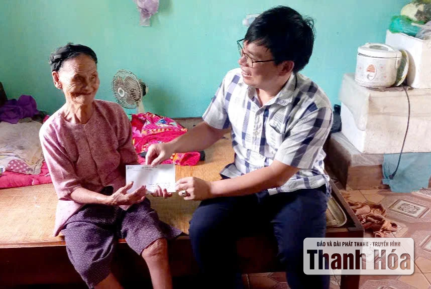 Xã Yên Phú bố trí cán bộ đến tận nhà trao quà Quốc khánh cho người già neo đơn, đối tượng chính sách