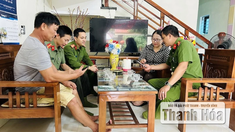 Công an Thanh Hóa hỗ trợ người dân nhận quà nhân dịp 80 năm Cách mạng Tháng Tám và Quốc khánh 2/9