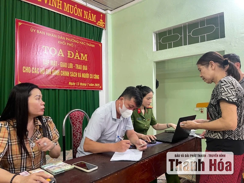 Công an Thanh Hóa hỗ trợ người dân nhận quà nhân dịp 80 năm Cách mạng Tháng Tám và Quốc khánh 2/9