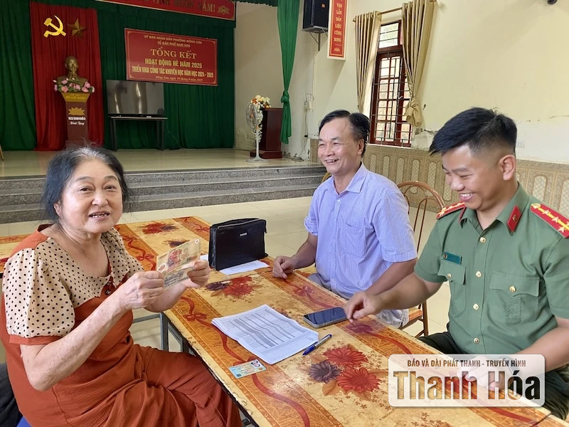 Phường Đông Sơn trao hơn 58 nghìn suất quà Tết Độc lập cho Nhân dân