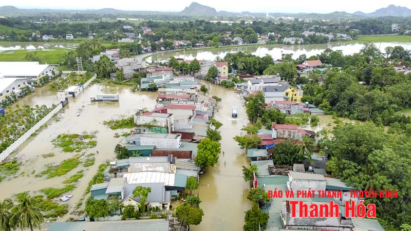 Nước lũ lên nhanh khiến cuộc sống nhiều hộ dân xã Thường Xuân bị đảo lộn