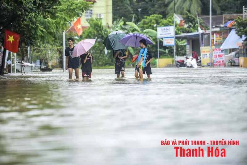 Nước lũ lên nhanh khiến cuộc sống nhiều hộ dân xã Thường Xuân bị đảo lộn
