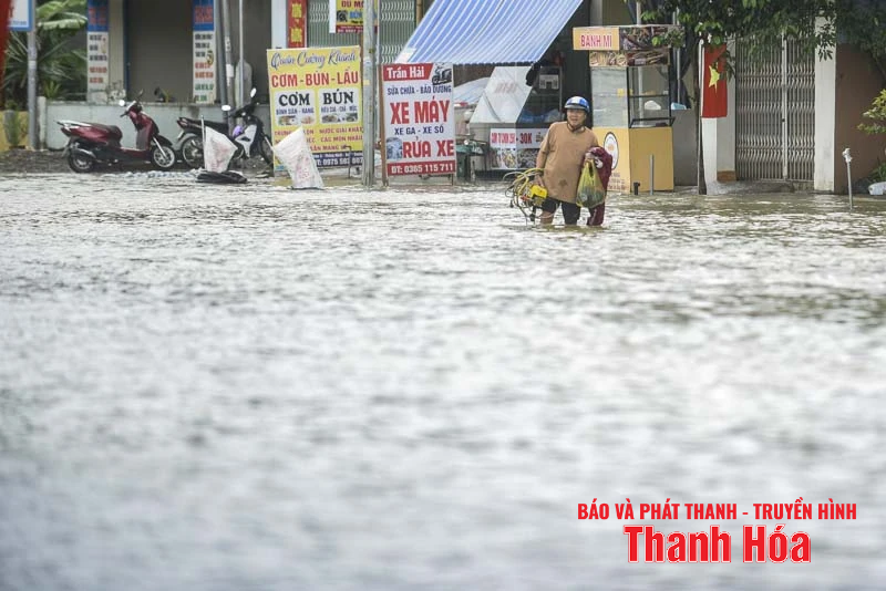 Nước lũ lên nhanh khiến cuộc sống nhiều hộ dân xã Thường Xuân bị đảo lộn