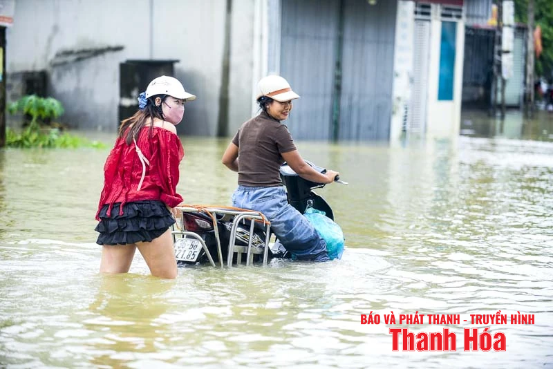 Nước lũ lên nhanh khiến cuộc sống nhiều hộ dân xã Thường Xuân bị đảo lộn