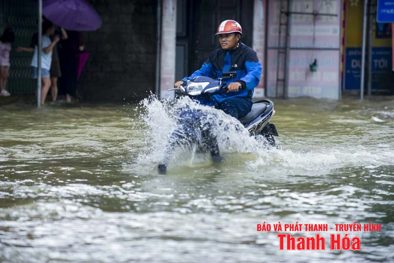 Nước lũ lên nhanh khiến cuộc sống nhiều hộ dân xã Thường Xuân bị đảo lộn