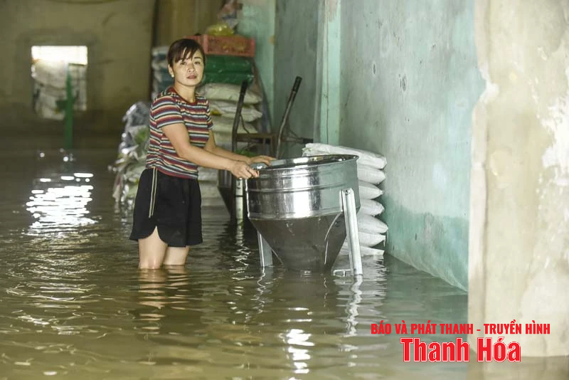 Nước lũ lên nhanh khiến cuộc sống nhiều hộ dân xã Thường Xuân bị đảo lộn