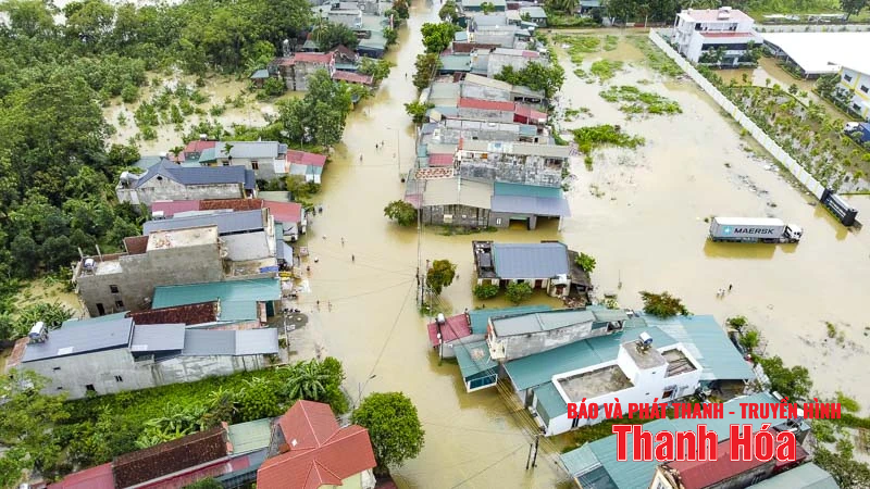Nước lũ lên nhanh khiến cuộc sống nhiều hộ dân xã Thường Xuân bị đảo lộn