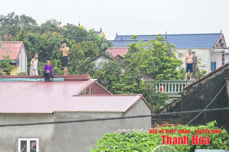 Nước sông Mã dâng cao, hàng nghìn ngôi nhà ở phường Hàm Rồng ngập sâu