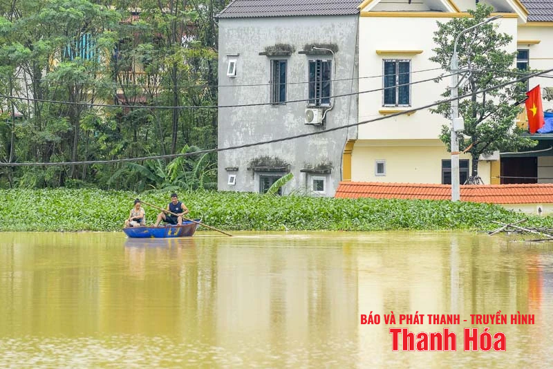 Nước sông Mã dâng cao, hàng nghìn ngôi nhà ở phường Hàm Rồng ngập sâu