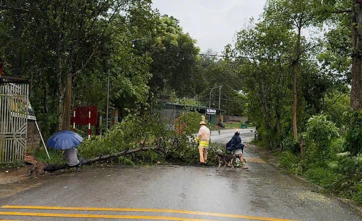 Lực lượng CSGT căng mình trong bão, bảo đảm an toàn giao thông cho người dân