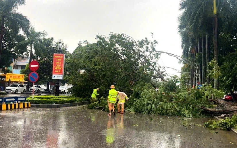 Lực lượng CSGT căng mình trong bão, bảo đảm an toàn giao thông cho người dân