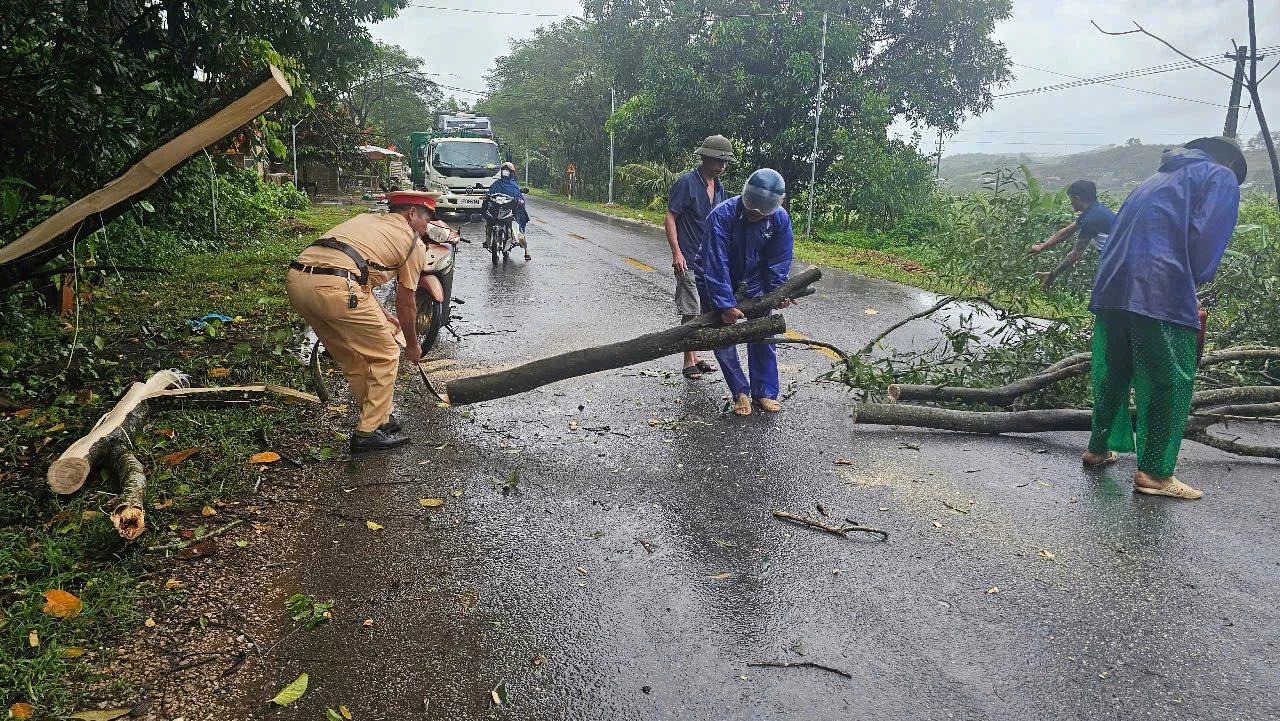 Lực lượng CSGT căng mình trong bão, bảo đảm an toàn giao thông cho người dân