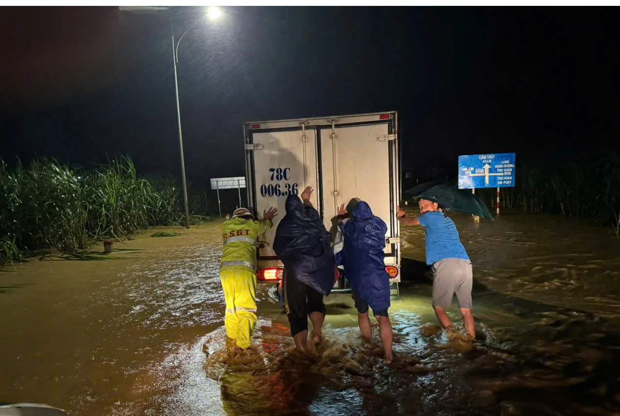 Lực lượng CSGT căng mình trong bão, bảo đảm an toàn giao thông cho người dân
