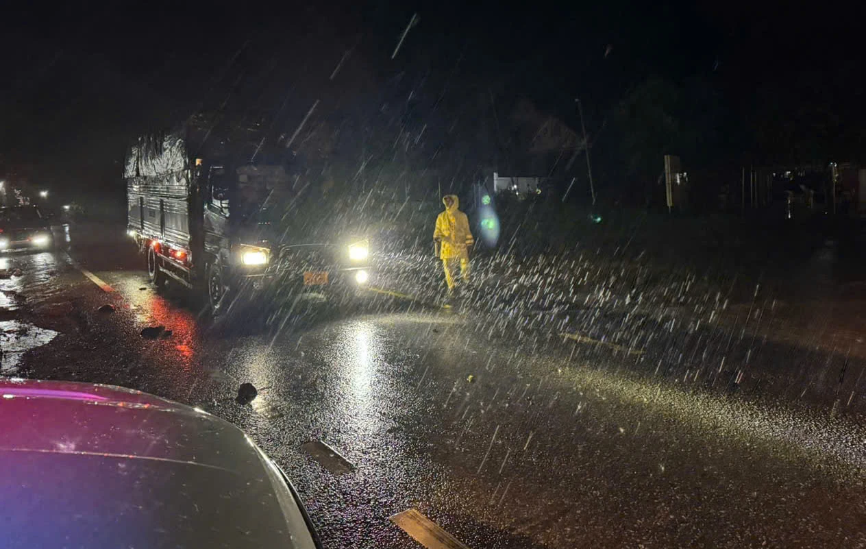 Lực lượng CSGT căng mình trong bão, bảo đảm an toàn giao thông cho người dân