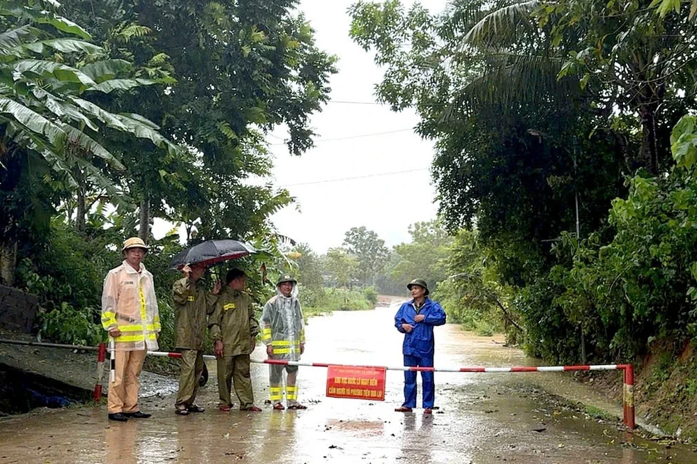 Lực lượng CSGT căng mình trong bão, bảo đảm an toàn giao thông cho người dân