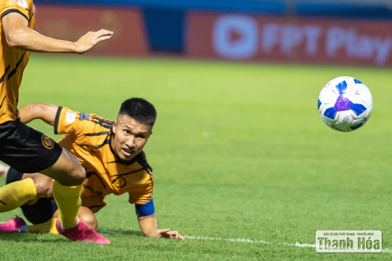 Doãn Ngọc Tân gãy xương sườn, Đông Á Thanh Hóa chịu tổn thất lớn