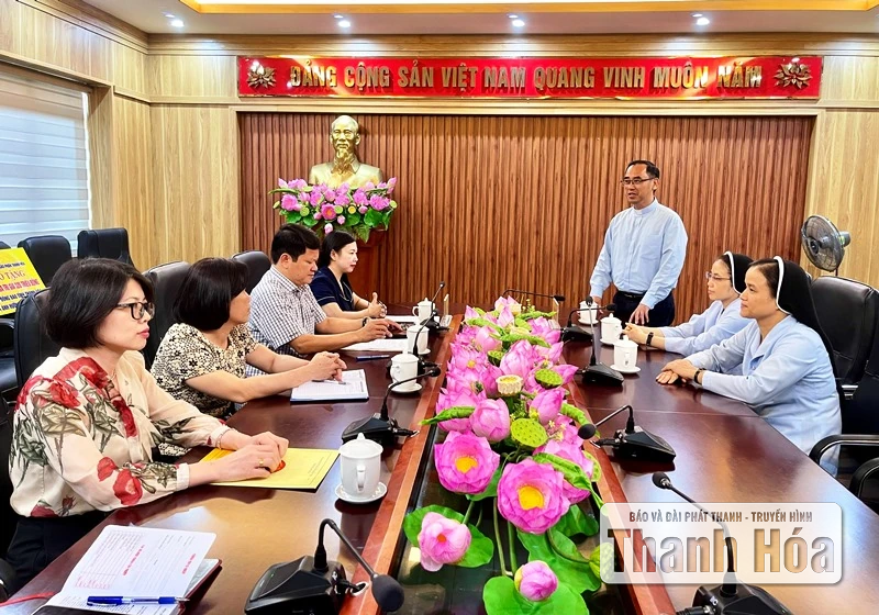 Ủy ban MTTQ tỉnh tiếp nhận ủng hộ cho người dân chịu thiệt hại do bão số 5