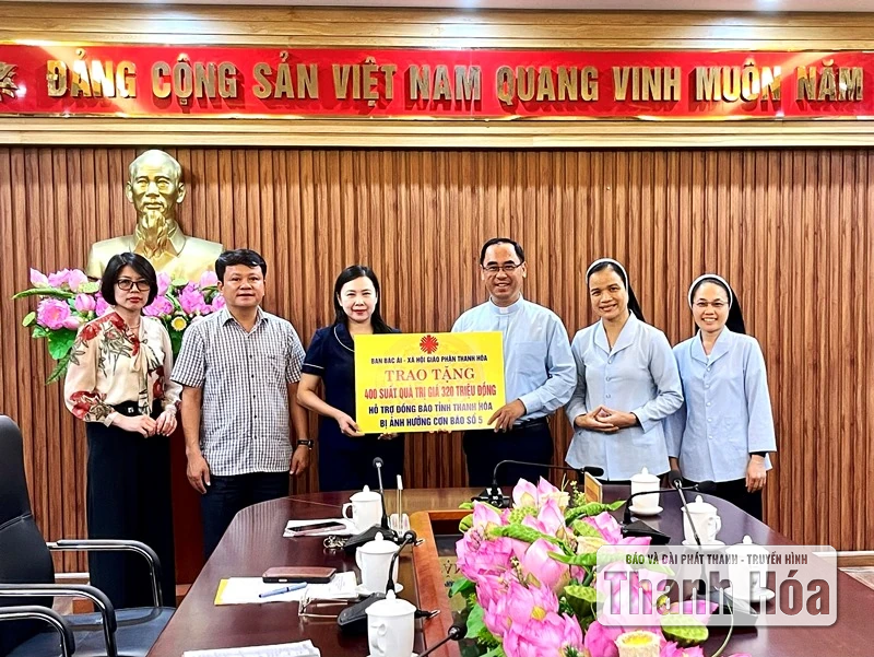 Ủy ban MTTQ tỉnh tiếp nhận ủng hộ cho người dân chịu thiệt hại do bão số 5