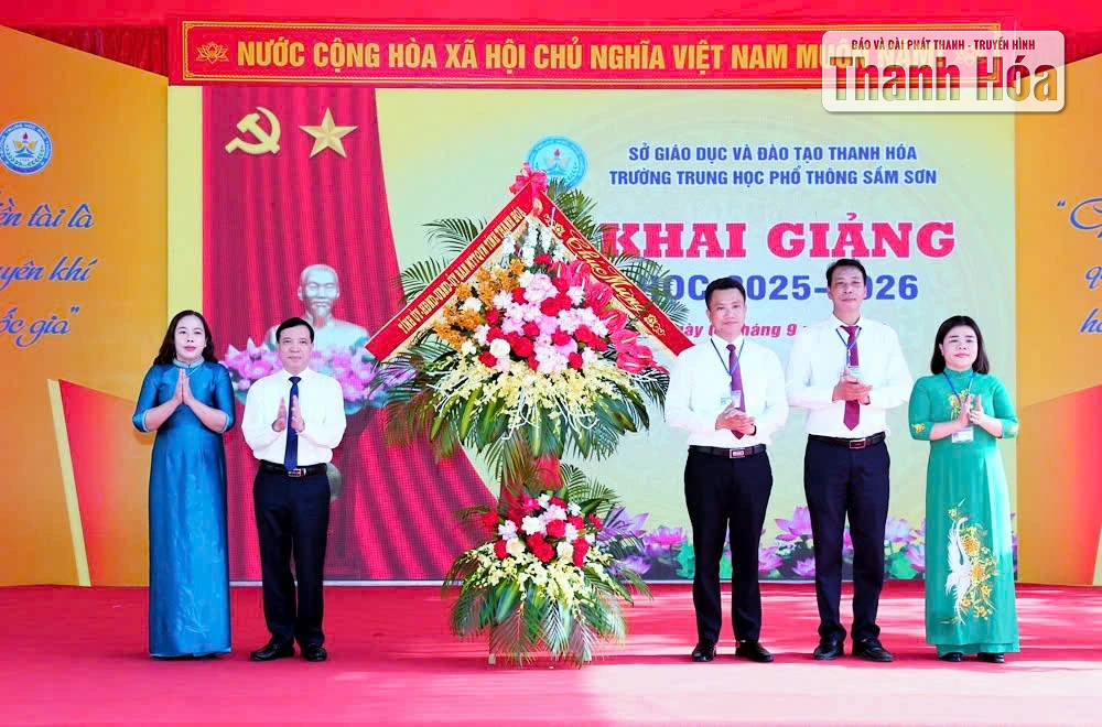 Phó Bí thư Thường trực Tỉnh ủy Lại Thế Nguyên dự khai giảng năm học mới tại Trường THPT Sầm Sơn