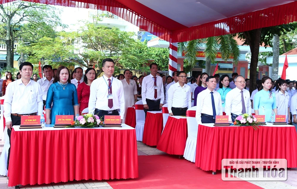 Phó Bí thư Thường trực Tỉnh ủy Lại Thế Nguyên dự khai giảng năm học mới tại Trường THPT Sầm Sơn