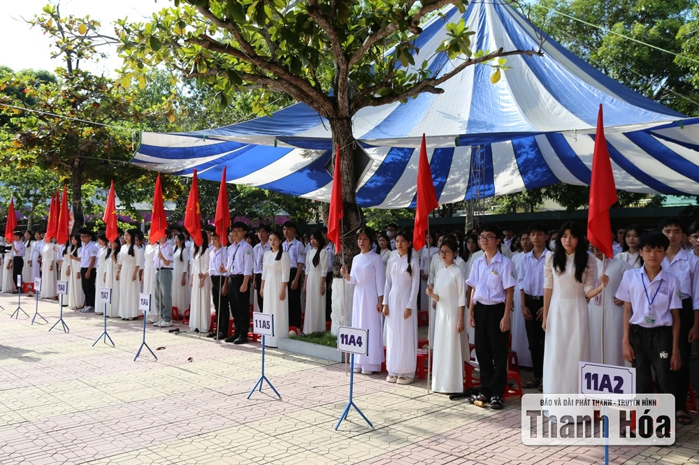 Phó Bí thư Thường trực Tỉnh ủy Lại Thế Nguyên dự khai giảng năm học mới tại Trường THPT Sầm Sơn