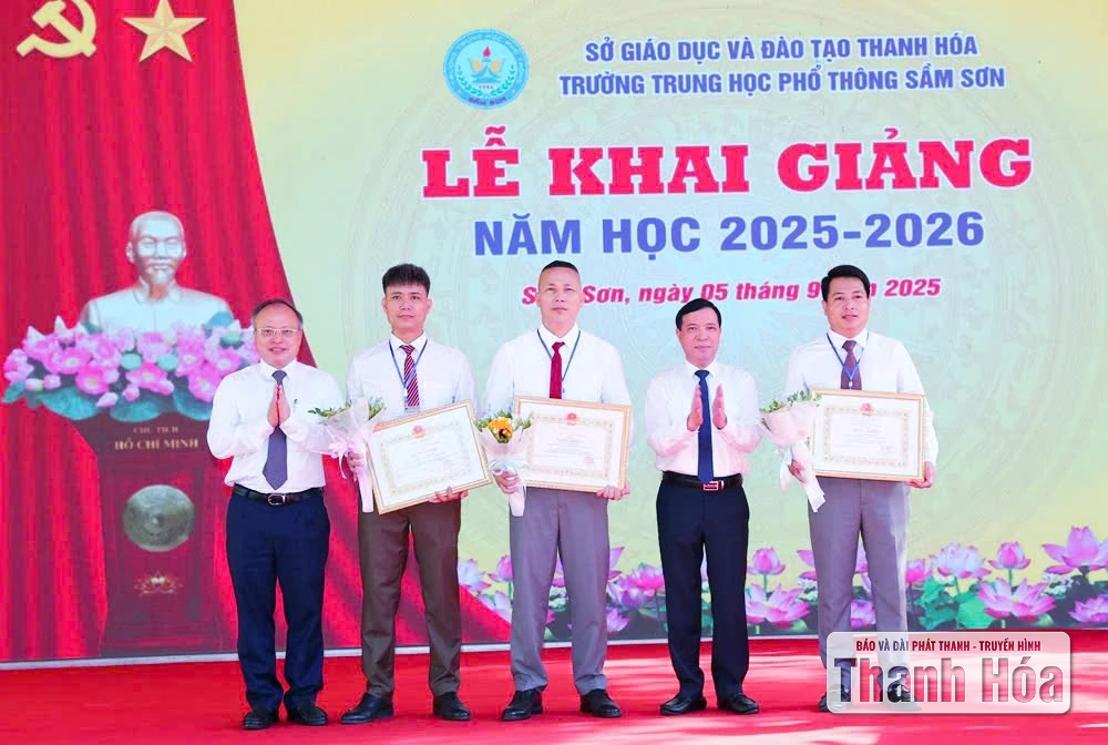 Phó Bí thư Thường trực Tỉnh ủy Lại Thế Nguyên dự khai giảng năm học mới tại Trường THPT Sầm Sơn