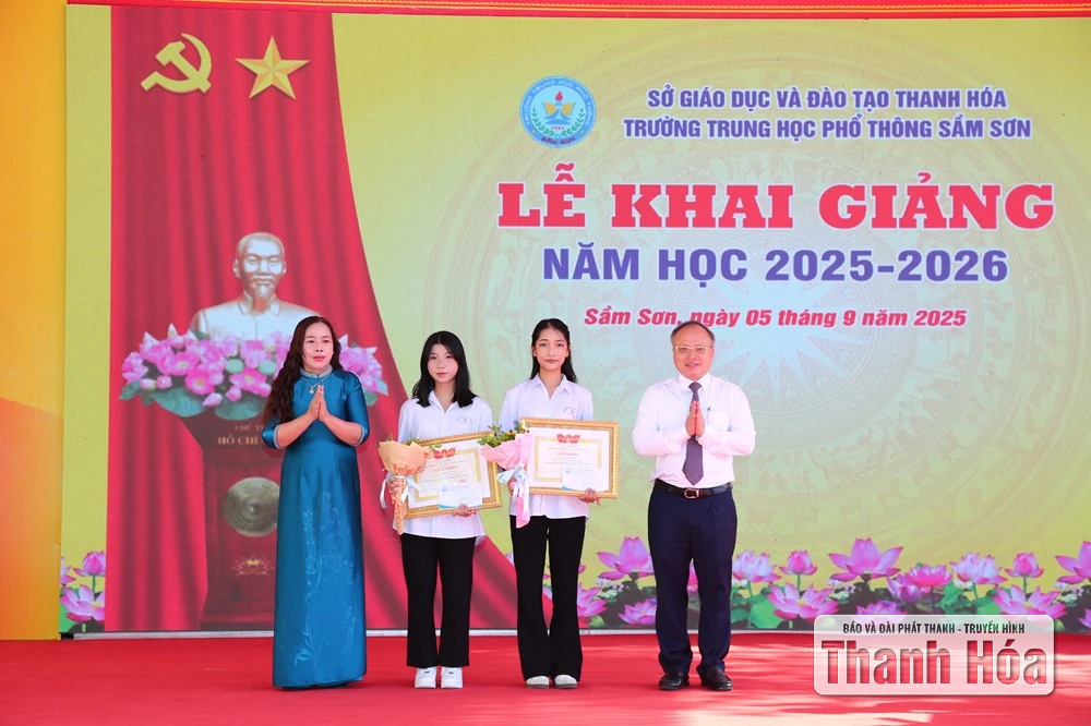 Phó Bí thư Thường trực Tỉnh ủy Lại Thế Nguyên dự khai giảng năm học mới tại Trường THPT Sầm Sơn