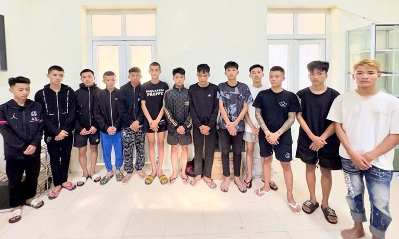 Tạm giữ 15 thanh, thiếu niên sử dụng hung khí gây rối trật tự công cộng