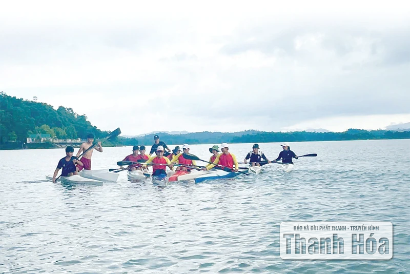 Đua thuyền nỗ lực vươn tầm