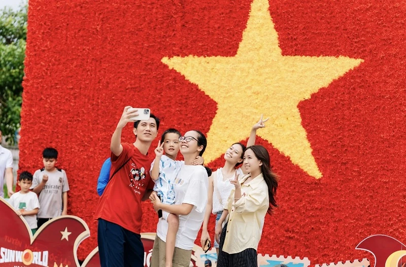 Bãi Cháy tổ chức lễ thượng cờ, bay khinh khí cầu khổng lồ dịp lễ 2/9