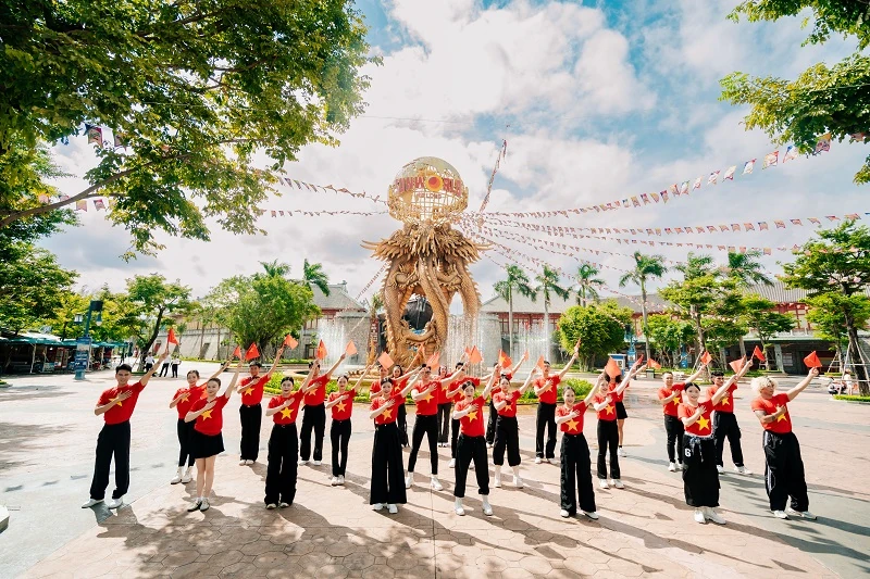 Bãi Cháy tổ chức lễ thượng cờ, bay khinh khí cầu khổng lồ dịp lễ 2/9