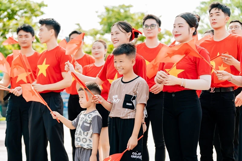 Bãi Cháy tổ chức lễ thượng cờ, bay khinh khí cầu khổng lồ dịp lễ 2/9